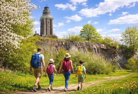 Bismarckturm mit Wanderern