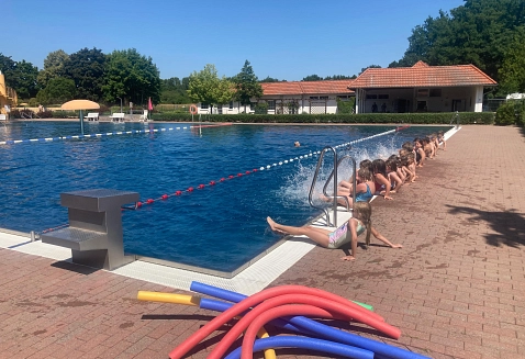 Kinder im Freibad