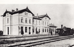 Friedrich-Ebert-Straße 2a. Muldentalbahnhof.jpg
