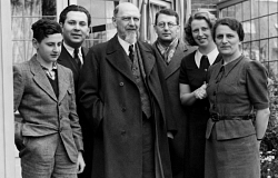 Rabbiner Dr. Hugo Fuchs mit Familien Karl Goeritz u Felix Frank_web.jpg