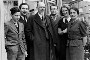 Rabbiner Dr. Hugo Fuchs mit Familien Karl Goeritz u Felix Frank_web.jpg